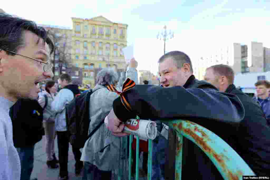 Антивоенные пикеты в Москве. Прокремлевские активисты также не оставили акцию без своего внимания