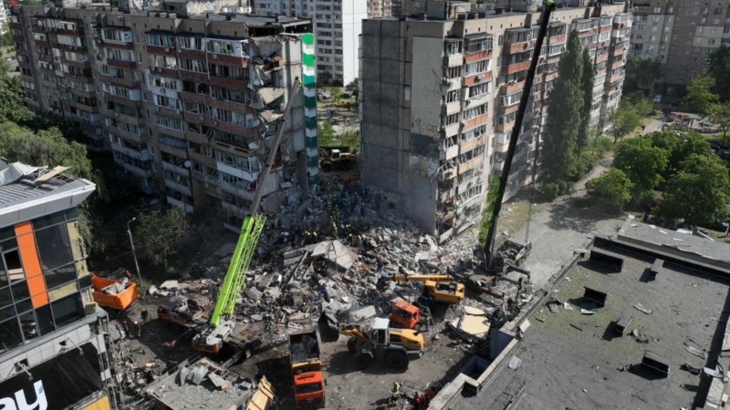 Понад 60 керівників дипмісій побували біля будинку в Києві, в який влучила російська ракета – МЗС