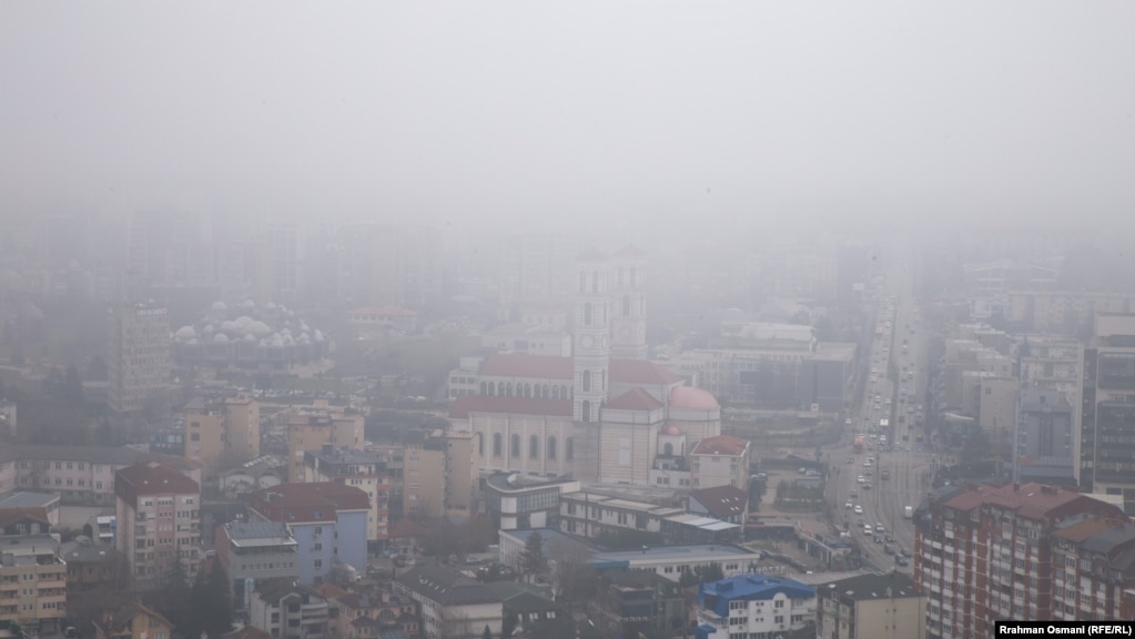 Problemi i ndotjes së ajrit në Prishtinë është i kamotshëm. Ekspertët shpesh bëjnë thirrje që qytetarët të shmangin daljet kur ajri ka cilësi të dobët, por edhe që të përdorin maska.