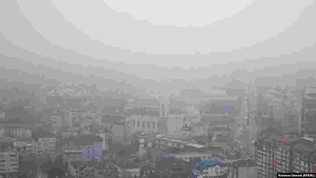 Problemi i ndotjes së ajrit në Prishtinë është i kamotshëm. Ekspertët shpesh bëjnë thirrje që qytetarët të shmangin daljet kur ajri ka cilësi të dobët, por edhe që të përdorin maska.