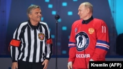 Russian President Vladimir Putin (right) and IIHF President Rene Fasel attend the opening ceremony of the Night Hockey League in Sochi in May 2021.