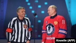 Рене Фазель и Владимир Путин на открытии гала-матча Ночной хоккейной лиги, Сочи, май 2021 года