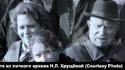 Никита Хрущёв с внучкой Юлией и правнучкой Ниной