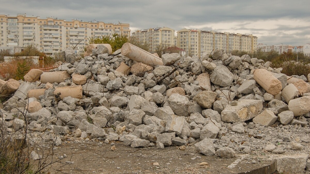 В Дагестане приостановили снос многоэтажного дома. Этого требовали  остающиеся в нем жильцы