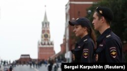 Служители на руското Министерство на вътрешните работи на фона на Кремъл. Снимката е от 2017 г.