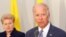 Președintele lituanian Dalia Grybauskaite (stânga) și vicepreședintele SUA Joe Biden, la Riga