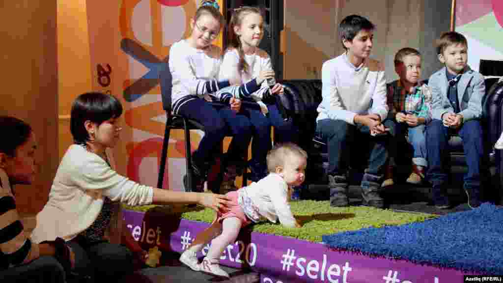 &quot;Сәләт&quot; йортына гаиләләре, балалары белән килгән остазлар, элекке сәлкешләр дә бар иде