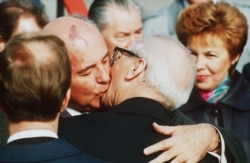 Последние объятия. Михаил Горбачев прибыл с визитом в Берлин к Эриху Хонеккеру 6 октября 1989 года. Через 12 дней протесты вынудят Хонеккера уйти в отставку