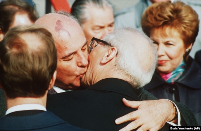 Михаил Горбачев и Эрих Хонеккер, 6 октября 1989 года