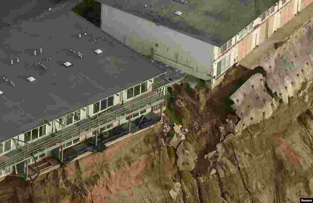 Uninhabitable apartments, in danger of collapsing into the Pacific Ocean, line Esplanade Avenue in Pacifica, California. The city has marked three apartment complexes uninhabitable as El Nino storm erosion eats away at the coastal bluff beneath them. (Reuters/Noah Berger)