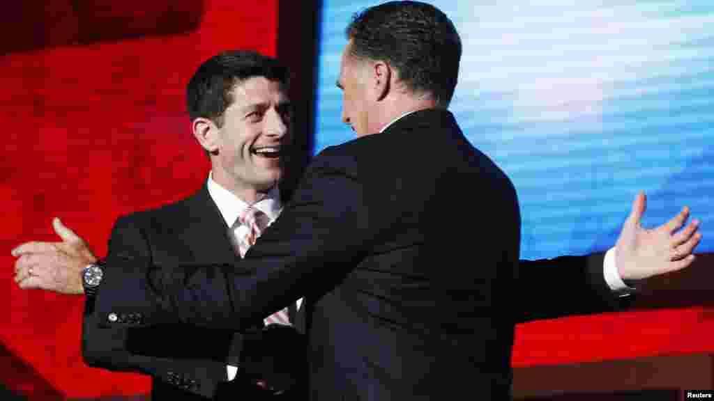 Кандидат в президенты от республиканцев Митт Ромни обнимает своего кандидата в вице-президенты Пола Райана в последний день съезда.