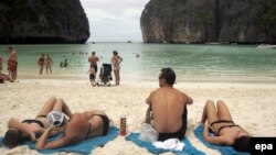 Тайландта ял итүче туристлар