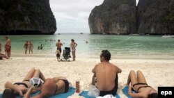Turisti na čuvenoj plaži otoka Fi Fi Leh.