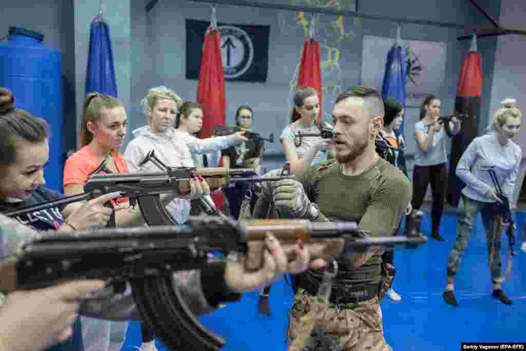 Тренування зі зброєю на курсах самозахисту для жінок в Маріуполі, 12 січня 2019 року
