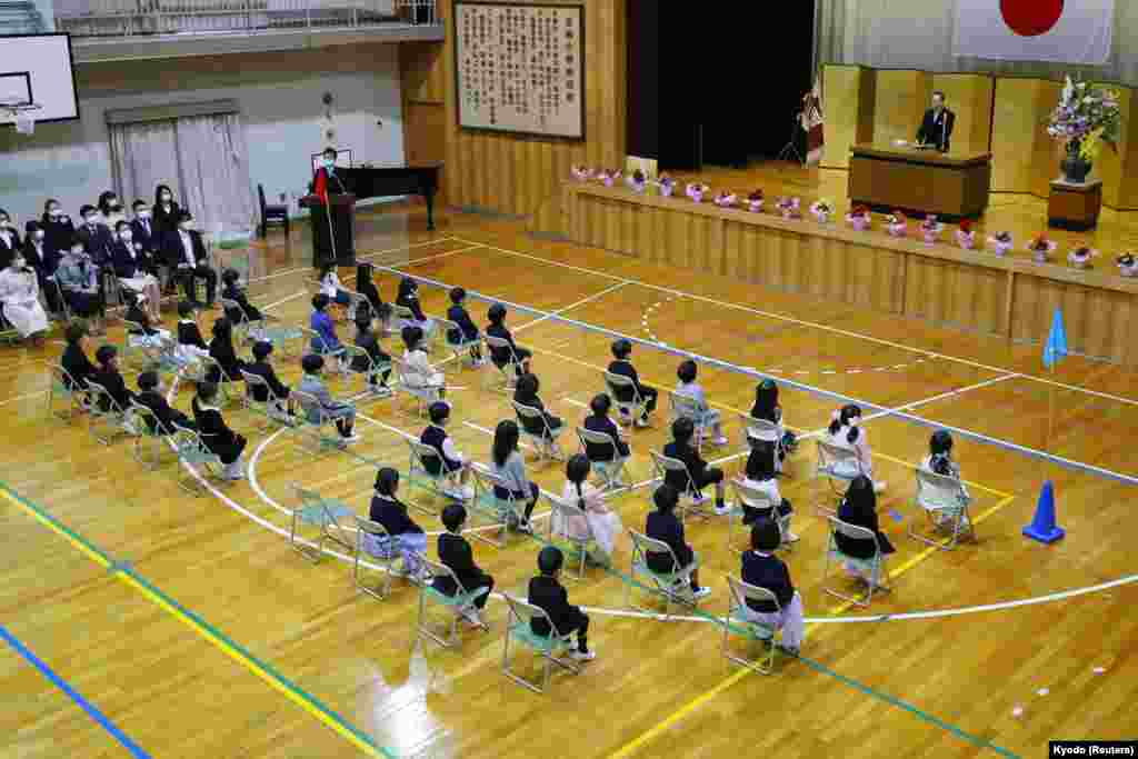 Učenici u školi u Tokiju sede na sigurnom odstojanju nakon što su neke škole u Japanu otvorene 5. aprila. Japan je jedna od zemalja koja je prva prijavila slučajeve korona virusa i zatvorila škole 27. februara.&nbsp;Jedna majka u Japanu, čije dete još uvek nije krenulo u školu jer je zatvorena, kaže da je mere karantina zabrinjavaju &quot;jer je njen sin proveo značajno više vremena ispred televizora&quot;. Kaže i da se plaši korona virusa, ali i da &quot;ovakav način života dostiže svoje granice&quot;. 