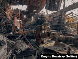 Украинский военнослужащий на территории разрушенного завода "Азовсталь" в Мариуполе, 16 мая 2022 года