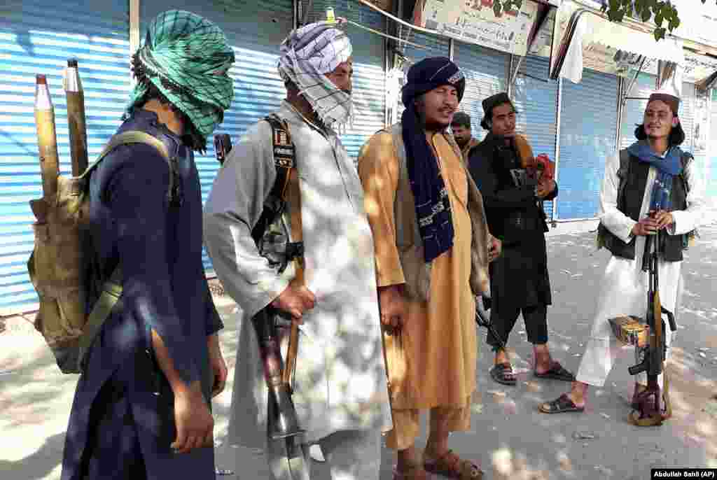 САД / АВГАНИСТАН - Соединетите држави соопштија дека авганистанските безбедносни сили треба да ја бранат земјата, откако талибанските милитанти го зазедоа шестиот главен град на провинцијата на 9 август, заедно со граничните градови и трговските патишта.