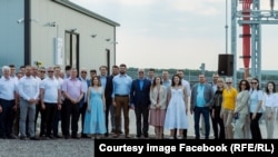 Ministrul Energiei, Dorin Junghietu (centru), alături de echipa companiei Lumina Noastră, la parcul fotovoltaic de la Rădeni, în iulie 2025, într-o fotografie publicată de o reprezentantă a companiei pe pagina sa de Facebook