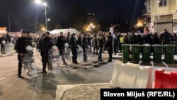 Policijski kordon na prilazu šatorskom kampu ispred Skupštine Srbije, 5. novembar 2025.