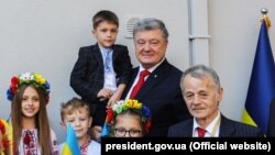 Ukraina prezidenti Petro Poroşenko (sağdan ekinci) ve qırımtatarlarnıñ lideri Mustafa Cemilev (sağdan)