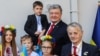 Президент Украины Петр Порошенко (второй справа) и лидер крымских татар Мустафа Джемилев (справа)