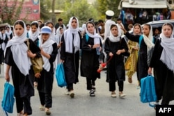 Eleve afgane întorcându-se acasă de la școală în provincia Badakhshan, în august 2025.