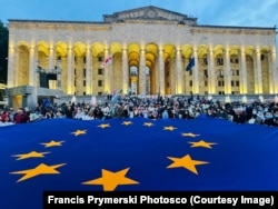 ბოლო წლებია იღებს რუსთაველზე მიმდინარე დემონსტრაციებს.