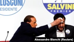 Silvio Berlusconi Şimal Liqasının lideri Matteo Salvini-nin tərini silir
