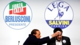 Liderul Forza Italia, Silvio Berlusconi, îi șterge fruntea transpirată lui Matteo Salvini, liderul Ligii Italiene. 1 martie 2018, Roma.