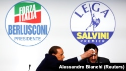 Silvio Berlusconi, liderul Partidului Forza Italia cu principalul său aliat de extremă dreapta, Matteo Salvini, Liga de Nord 