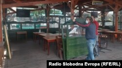 Кафулиња во центарот на Скопје се подготвуваат за повторно отворање, откако беа затворени подари коронавирусот. 