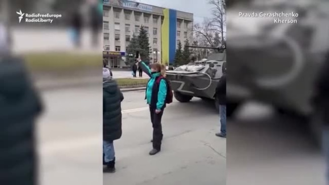 Người dân Ukraine vẫy cờ biểu tình tại thành phố bị lực lượng Nga chiếm giữ