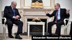 Аляксандар Лукашэнка і Ўладзімір Пуцін падчас сустрэчы 25 сьнежня