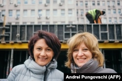 Oana Gheorghiu (dreapta) și Carmen Uscatu (stânga), artizanele construirii, de la zero, a unui spital pentru copiii bolnavi de cancer exclusiv din donații private.