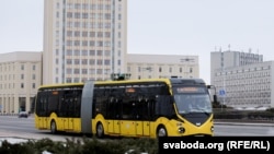 Электробус на вуліцах Менску, архіўнае фота