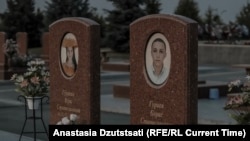 Могилы детей Надежды Гуриевой на кладбище Беслана.