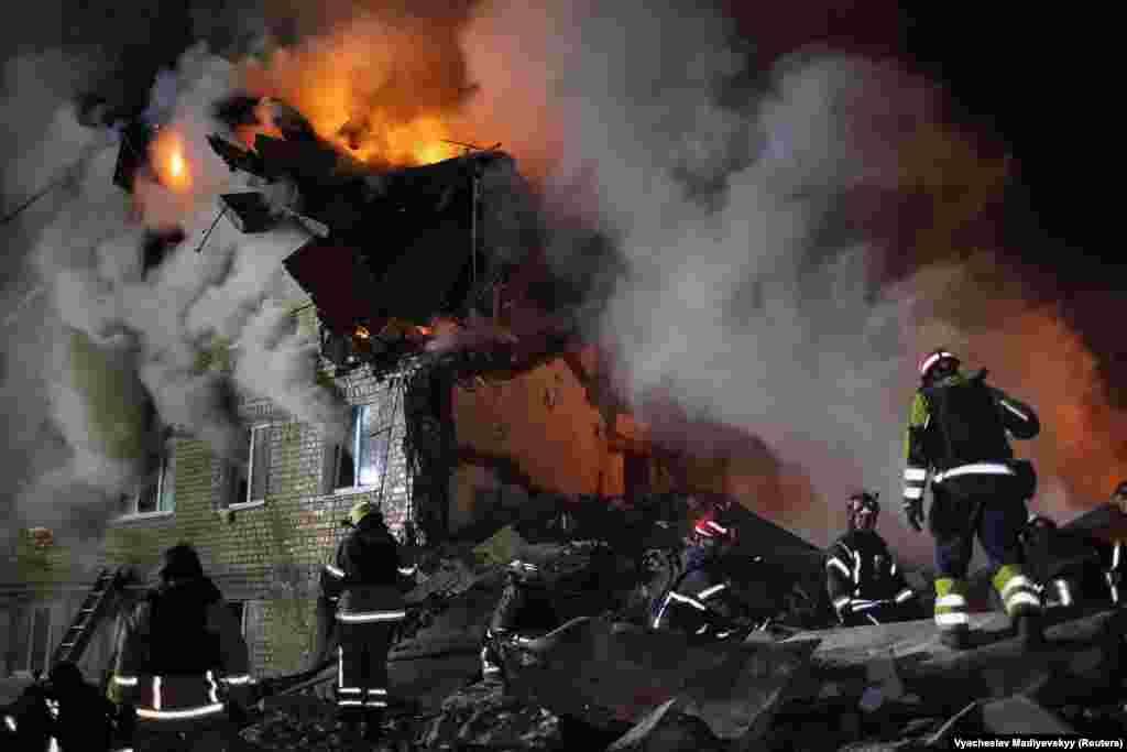 Рятувальники шукають під завалами людей на місці влучання російської балістичної ракети в п'ятиповерхівку у Харкові, 7 березня 2026 року