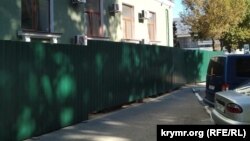 Здание Совмина в Симферополе обнесли забором, 21 сентября 2021 года