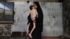 Një nënë palestineze mban në duar djalin e saj, i cili vuan nga kequshqyerja. Qyteti i Gazës, 24 korrik 2025. 