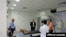 Поранешниот министер Венко Филипче на пуштање во употреба на линеарен акцелератор за малигни заболувања во градската општа болница „8-ми Септември“ во Скопје.