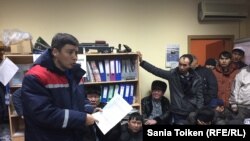 Руководитель ОСС Серик Абденов в офисе профсоюза требует, чтобы нефтяники покинули помещение после того, как суд признал их голодовку незаконной. Актау, 19 января 2017 года.