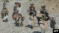 Ushtare të NATO-s në Afganistan shoqerojne fshataret afgane