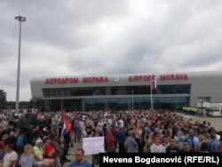 Okupljeni pred novootvorenim aerodromom Morava kod Kraljeva, 28. jun