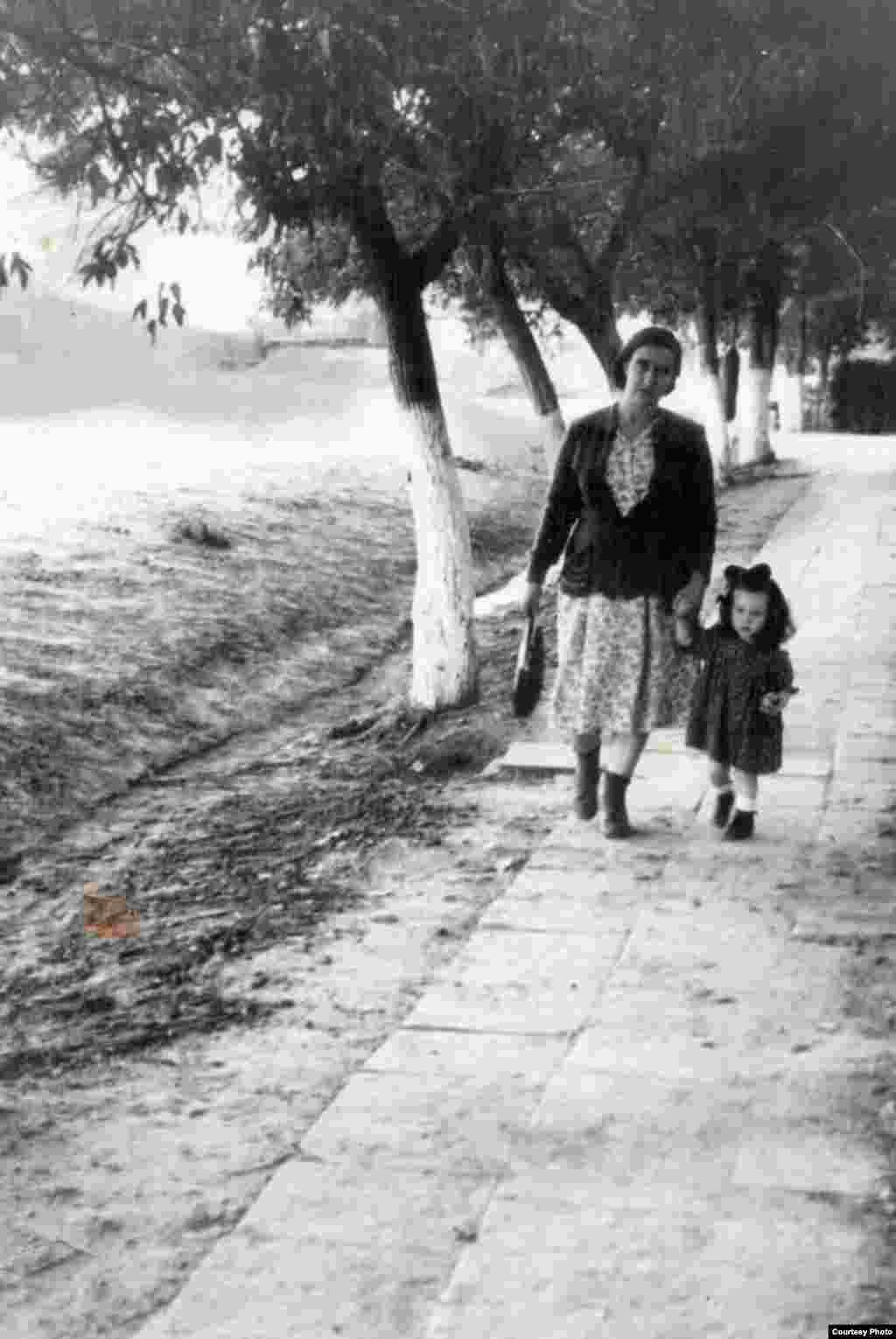 Bunica Mariana Pereberina cu mama Galina. Florești, 1955