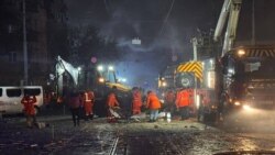 Спасителни екипи работят на едно от засегнатите от руската атака места в Одеса. Снимката е от 27 януари