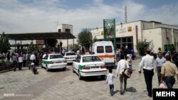 Авто поліцейських і медиків біля станції метро в Тегерані, де стався напад, 15 липня 2017 року 