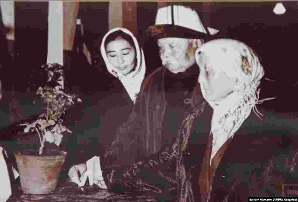 Каралаев байбичеси Бейшекан жана келини Азим менен, 1965-жыл.