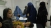 تصویر آرشیف: تعدادی از زنان و اطفال بیمار که به یکی از کلینیک های صحی در ولایت هلمند مراجعه کرده اند. اما در بسیاری حالات خدمات درست صحی به دلیل عدم موجودیت امکانات٬ ارائه نمیشود. 