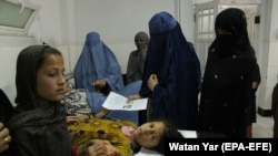 تصویر آرشیف: تعدادی از زنان و اطفال بیمار که به یکی از کلینیک های صحی در ولایت هلمند مراجعه کرده اند. اما در بسیاری حالات خدمات درست صحی به دلیل عدم موجودیت امکانات٬ ارائه نمیشود. 