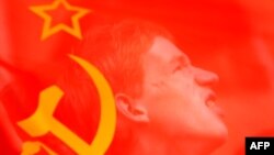 Анатолий Бибилов неслучайно оказывает знаки внимания коммунистам в преддверии парламентских выборов
